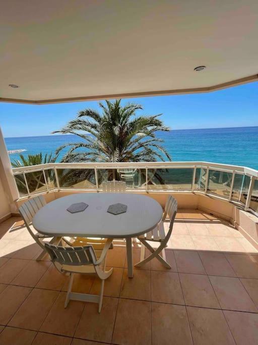 Appartement Bord De Mer Avec Garage ม็องตง ภายนอก รูปภาพ